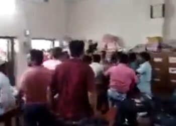 বাংলাদেশের ঘটনার পুনরাবৃত্তি হিলিতে, ছাত্রীকে শাসন করার অপরাধে শিক্ষিকাকে চুড়ান্ত হেনস্থার অভিযোগ