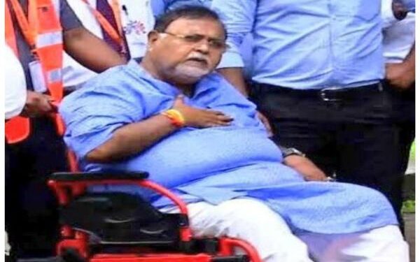 কলকাতায় আনা হল পার্থকে, এবার ‘ঘনিষ্ঠ’ বান্ধবী অর্পিতার মুখোমুখি বসিয়ে জেরার প্রস্তুতি