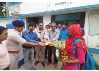 ক্যানসারের সঙ্গে লড়াই করে মাধ্যমিক পাশ করা ছাত্রীকে মুম্বাইয়ে চিকিৎসার জন্য পাঠালো পূর্ব বর্ধমান জেলা পুলিশ