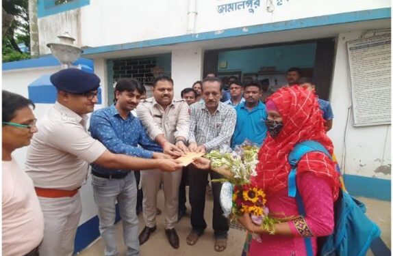 ক্যানসারের সঙ্গে লড়াই করে মাধ্যমিক পাশ করা ছাত্রীকে মুম্বাইয়ে চিকিৎসার জন্য পাঠালো পূর্ব বর্ধমান জেলা পুলিশ