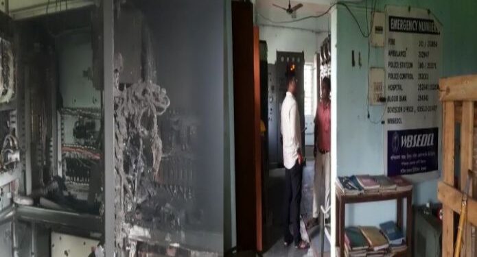 মানিকচক বিদ্যুৎ সরবরাহ কেন্দ্রে অগ্নিকান্ড, বিস্তীর্ণ এলাকায় বন্ধ পরিষেবা