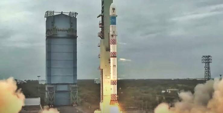 প্রথম ছোট উপগ্রহ লঞ্চ ভেহিকেল এসএসএলভি-ডি ১ উৎক্ষেপণ করে ইতিহাস সৃষ্টি করল ইসরো