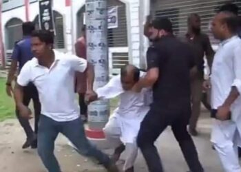 মেয়ের সম্ভ্রম বাঁচাতে গিয়ে আক্রান্ত বাবা, হিন্দু অধ্যাপককে পুলিশের সামনে বেদম মার, পাকিস্থানপন্থী বাংলাদেশের মিডিয়া নিশ্চুপ