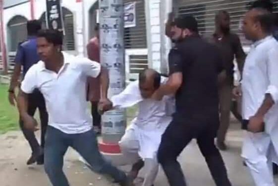 মেয়ের সম্ভ্রম বাঁচাতে গিয়ে আক্রান্ত বাবা, হিন্দু অধ্যাপককে পুলিশের সামনে বেদম মার, পাকিস্থানপন্থী বাংলাদেশের মিডিয়া নিশ্চুপ