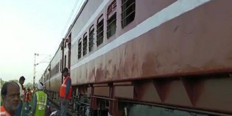 মহারাষ্ট্রে যাত্রীবাহী ট্রেন দূর্ঘটনায় আহত ৫০