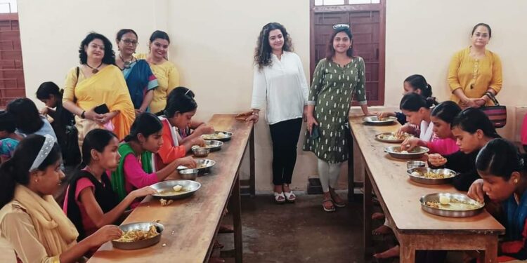 বেহালার ‘ব্লাইণ্ড স্কুল’-এর শিশুদের নিয়ে বর্ষ উদযাপন করল ‘হেল্পিং হ্যাণ্ডস’