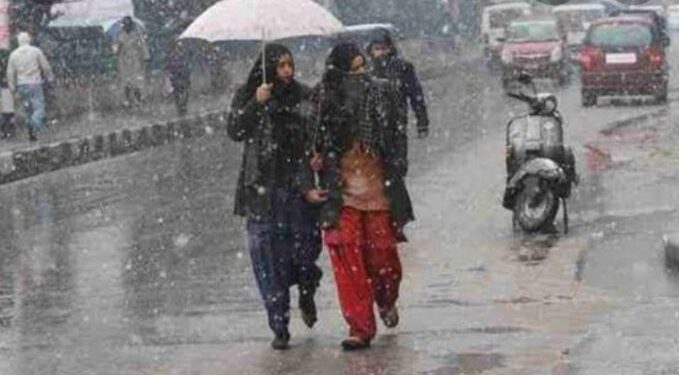 ভারী বৃষ্টি ও তুষারপাতে বিপর্যস্ত জম্মু-কাশ্মীরের পুঞ্চের সুরানকোট এলাকা