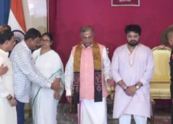 মন্ত্রীসভার বিস্তার করলেন মমতা বন্দ্যোপাধ্যায়, রাজভবনে শপথ নিলেন ৯ মন্ত্রী