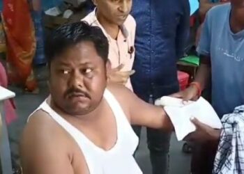 পাত্রসায়েরে তৃণমূলের পঞ্চায়েত সমিতির কর্ম্যাধ্যক্ষকে রাস্তায় ফেলে বেদম পেটালো অপর গোষ্ঠীর লোকজন