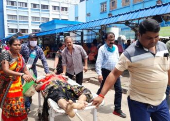 মালদা মেডিকেল কলেজর ৬ তলা থেকে পড়ে মৃত্যু মানসিক প্রতিবন্ধী তরুনীর