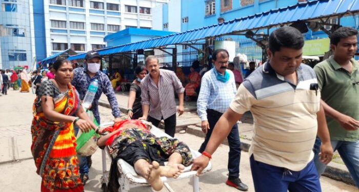 মালদা মেডিকেল কলেজর ৬ তলা থেকে পড়ে মৃত্যু মানসিক প্রতিবন্ধী তরুনীর