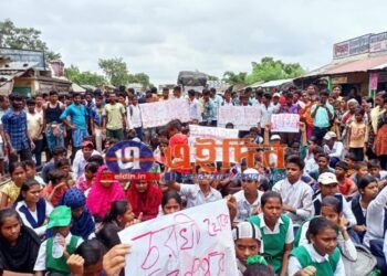 কেতুগ্রামে রাস্তা সংস্কারের দাবিতে পথ অবরোধ করল স্কুলের ছাত্রছাত্রীরা