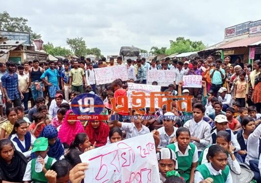 কেতুগ্রামে রাস্তা সংস্কারের দাবিতে পথ অবরোধ করল স্কুলের ছাত্রছাত্রীরা
