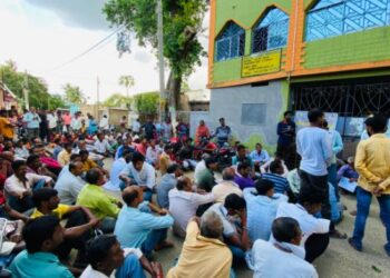 দুর্নীতি ও আর্থিক তছরুপের অভিযোগে পঞ্চায়েত অফিসের সামনে বিক্ষোভ গ্রামবাসীদের