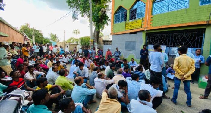 দুর্নীতি ও আর্থিক তছরুপের অভিযোগে পঞ্চায়েত অফিসের সামনে বিক্ষোভ গ্রামবাসীদের