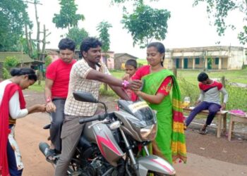 মাধবডিহিতে সাংস্কৃতিক সংস্থার উদ্যোগে পালিত হলো রাখী বন্ধন উৎসব