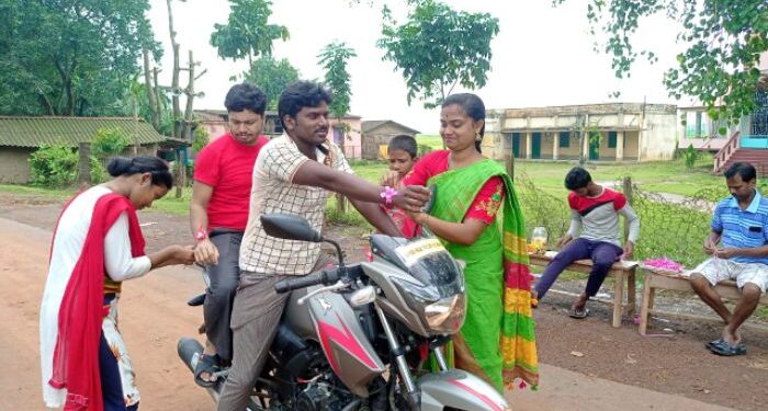 মাধবডিহিতে সাংস্কৃতিক সংস্থার উদ্যোগে পালিত হলো রাখী বন্ধন উৎসব