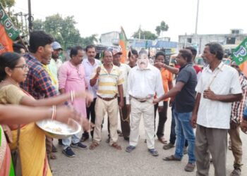 বর্ধমানে নকল অনুব্রতকে কোমরে দড়ি পরিয়ে ঘোরালো বিজেপি কর্মীরা