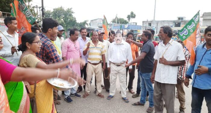 বর্ধমানে নকল অনুব্রতকে কোমরে দড়ি পরিয়ে ঘোরালো বিজেপি কর্মীরা