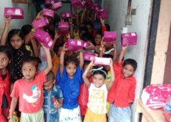 রাখীবন্ধনের দিন দুঃস্থ শিশুদের সাথে মায়ের মৃত্যুবার্ষিকী উদযাপন করলেন মহিলা