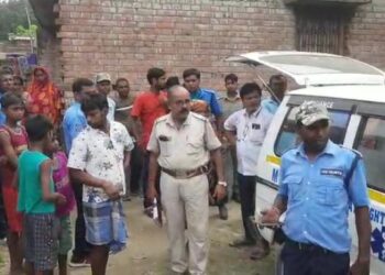 স্বামীর খবর নেওয়ার জন্য প্রতিবেশীর মোবাইলে ফোন করতে গিয়ে ভয়ঙ্কর পরিণতি হল বধুর