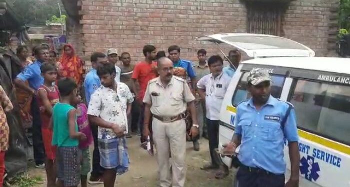 স্বামীর খবর নেওয়ার জন্য প্রতিবেশীর মোবাইলে ফোন করতে গিয়ে ভয়ঙ্কর পরিণতি হল বধুর