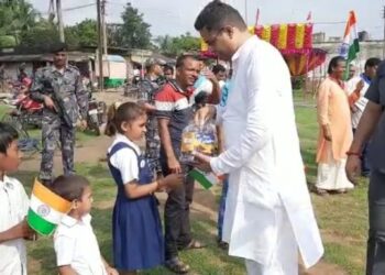 অমৃতমহোৎসব উপলক্ষ্যে সোনামুখীর গ্রামে কচিকাঁচাদের নিয়ে মিছিল করলেন বিজেপি সাংসদ সৌমিত্র খাঁ