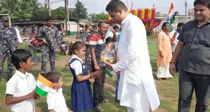 অমৃতমহোৎসব উপলক্ষ্যে সোনামুখীর গ্রামে কচিকাঁচাদের নিয়ে মিছিল করলেন বিজেপি সাংসদ সৌমিত্র খাঁ