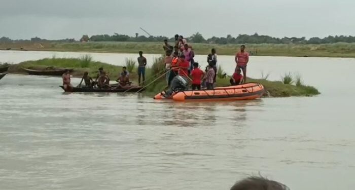 দামোদরে নৌকাডুবি,দুই যুবক সাঁতরে প্রাণে বাঁচলেও তলিয়ে গেল দুই যুবক