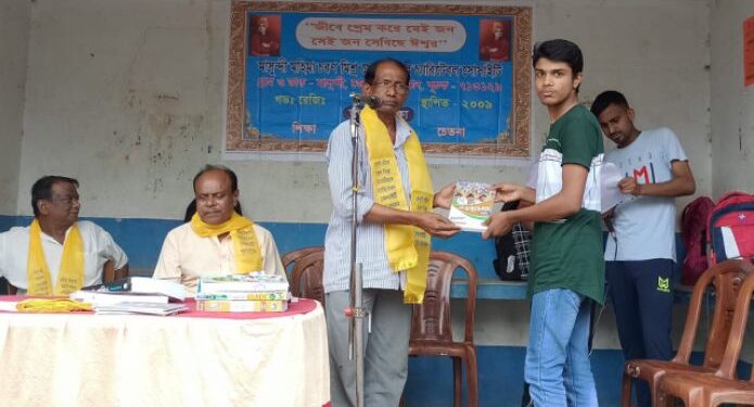 দু:স্থ ছাত্রছাত্রীদের হাতে পাঠ্যপুস্তক তুলে দিল কেতুগ্রামের স্বেচ্ছাসেবী সংস্থা