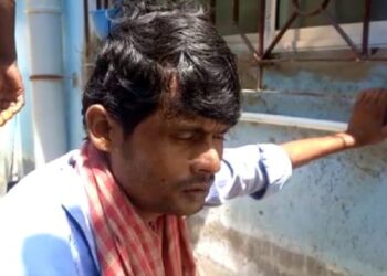 স্ত্রীকে আশা কর্মীর চাকরি করে দেওয়ার নামে ৫৫ হাজার টাকা নিয়েছিল তৃণমূলের দুই নেতা, চাকরি না হওয়ায় এই কান্ড করে বসলেন স্বামী