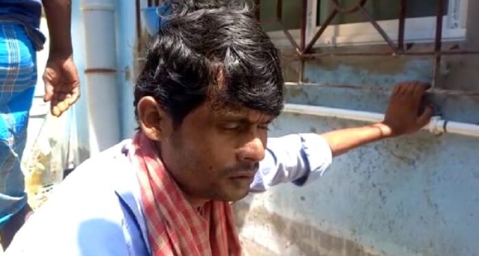 স্ত্রীকে আশা কর্মীর চাকরি করে দেওয়ার নামে ৫৫ হাজার টাকা নিয়েছিল তৃণমূলের দুই নেতা, চাকরি না হওয়ায় এই কান্ড করে বসলেন স্বামী