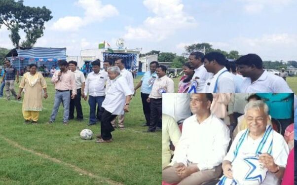 ফুটবল খেলে ‘খেলা হবে’ দিবস পালন করলেন মন্ত্রী প্রদীপ মজুমদার, কিন্তু পার্থ ও অনুব্রতর গ্রেপ্তার হওয়া নিয়ে স্পিকটি নট