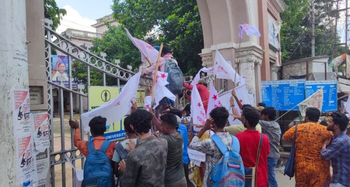 দুর্নীতির অভিযোগে এসএফআইয়ের ডেপুটেশন কর্মসূচি ঘিরে উত্তাল বর্ধমান বিশ্ববিদ্যালয়