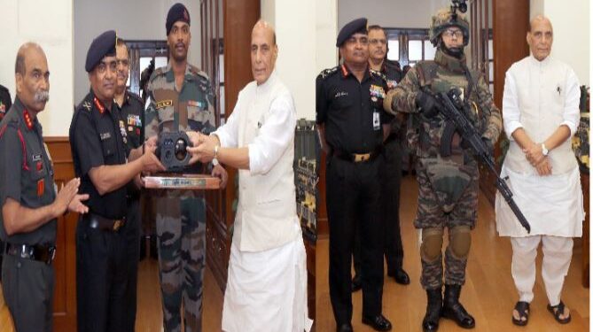 উত্তরপ্রদেশের আমেঠিতে তৈরি AK-203 অ্যাসল্ট রাইফেল এল সেনাবাহিনীর হাতে