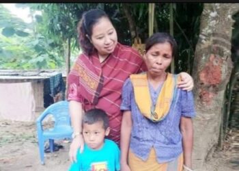 অভাবের তাড়নায় নিজের ৬ বছরের পুত্র সন্তানকে হাটে বিক্রি করতে গেলেন আদিবাসী মা