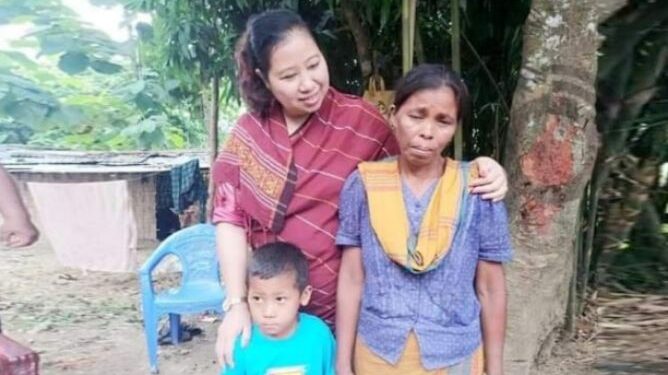 অভাবের তাড়নায় নিজের ৬ বছরের পুত্র সন্তানকে হাটে বিক্রি করতে গেলেন আদিবাসী মা