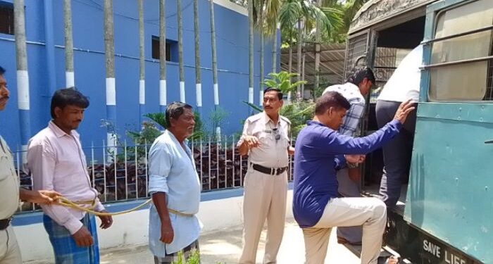 গোষ্ঠীদ্বন্দ্বের জেরে তৃণমূল নেতাকে পিটিয়ে পা ভেঙে দেওয়ার অভিযোগে গ্রেফতার ৬