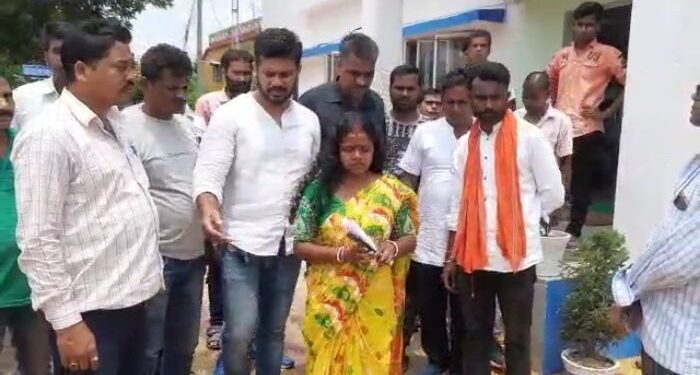 বাঁকুড়ার শালতোড়ার বিজেপি বিধায়ক চন্দনা বাউরীর পরিবারের সদস্যদের উপর হামলা, অভিযোগের তীর তৃণমূলের দিকে