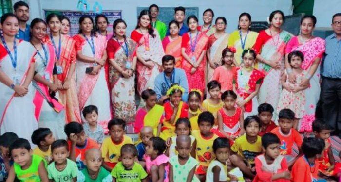 দুঃস্থ আদিবাসী শিশুদের দিকে সাহায্যের হাত বাড়ালো ‘আমরা মানবিক’