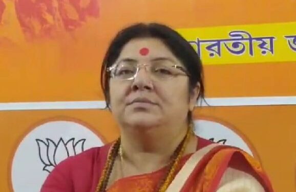 “তৃণমূল কংগ্রেসের আমলে রাইস মিলে চালের বদলে গাড়ি উৎপাদন হচ্ছে” -বললেন লকেট