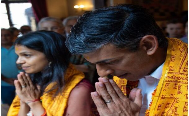জন্মাষ্টমী উপলক্ষে ইসকন মন্দিরে পূজো দিলেন ব্রিটেনের প্রধানমন্ত্রী পদপ্রার্থী ঋষি সুনাক