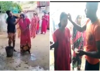 সিঁদুর ধুয়ে স্ত্রীকে তাঁর প্রেমিকের হাতে তুলে দিলেন স্বামী