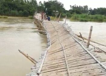 বাঁকুড়ার পাত্রসায়েরে শালী নদীর উপর বাঁশের সেতু ভেঙে জনজীবন থেকে বিচ্ছিন্ন ১৪ টি গ্রামের বাসিন্দা
