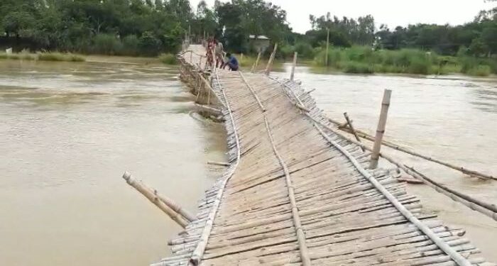 বাঁকুড়ার পাত্রসায়েরে শালী নদীর উপর বাঁশের সেতু ভেঙে জনজীবন থেকে বিচ্ছিন্ন ১৪ টি গ্রামের বাসিন্দা