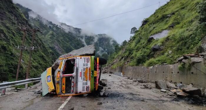 হিমাচল প্রদেশে ভারী বৃষ্টিপাতের জেরে ভুমিধসে ১৯ জনের মৃত্যু