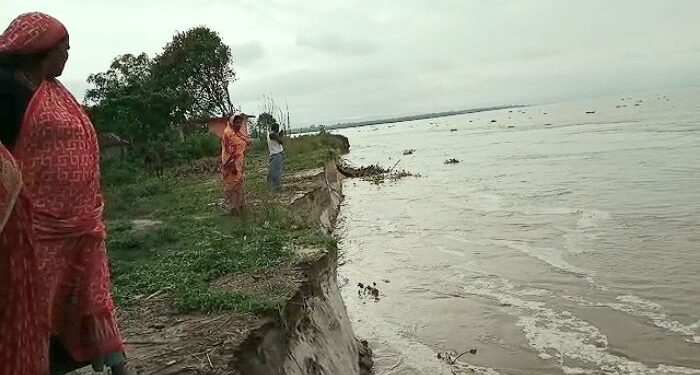 মানিকচকের নারায়নপুর চড়ে ভাঙন অব্যাহত, আতঙ্কে স্থানীয় বাসিন্দারা