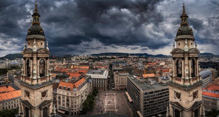 পূর্বাভাস ভূল প্রমাণিত হওয়ায় চাকরি খোয়ালেন আবহাওয়া দপ্তরের দুই কর্তা