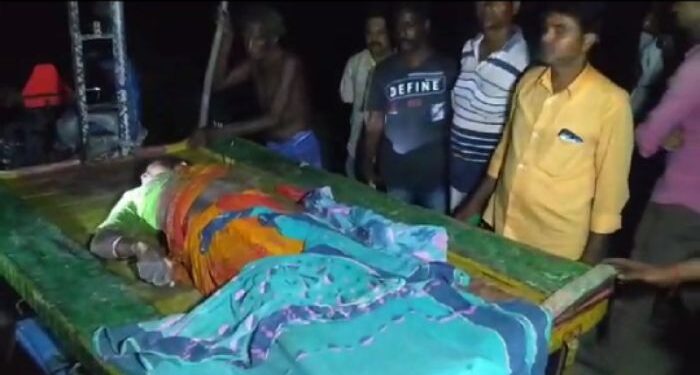 মাঠে ছিঁড়ে পড়ে থাকা বিদ্যুৎতের তারে বিদ্যুৎপৃষ্ঠ হয়ে মৃত্যু মায়ের, জখম ছেলে