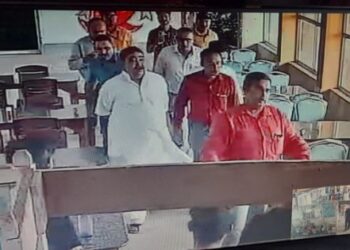 আসানসোল আদালতে যাবার পথে শক্তিগড়ে ডালপুরি আর লিকার চা খেলেন অনুব্রত